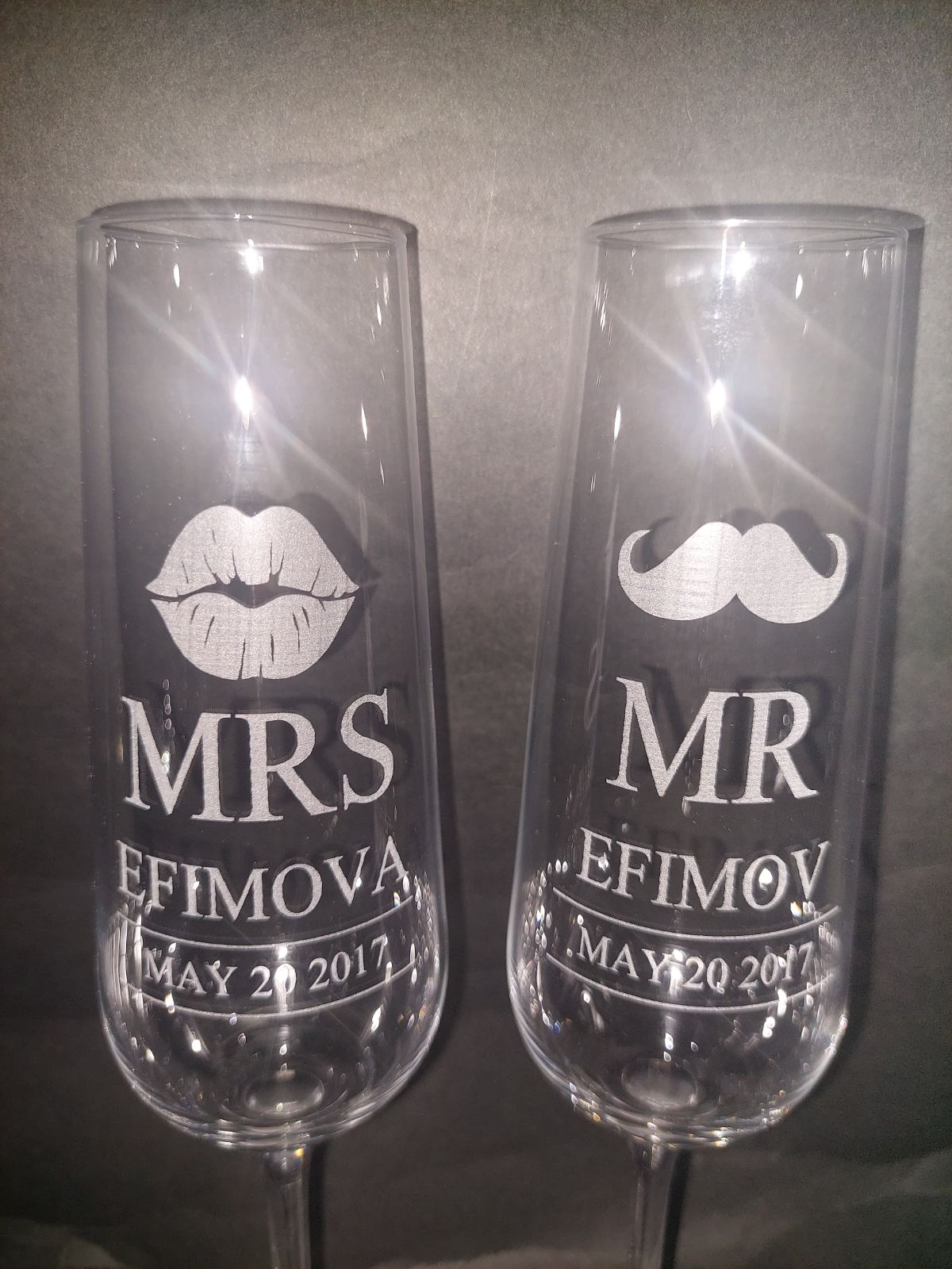 Гравирани сватбени чаши с мустак и устни, Mr. Mrs. и дата