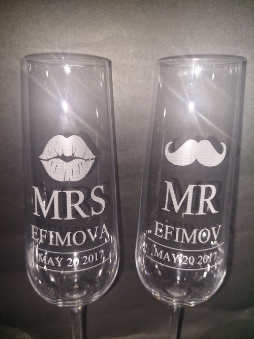 Гравирани сватбени чаши с мустак и устни, Mr. Mrs. и дата