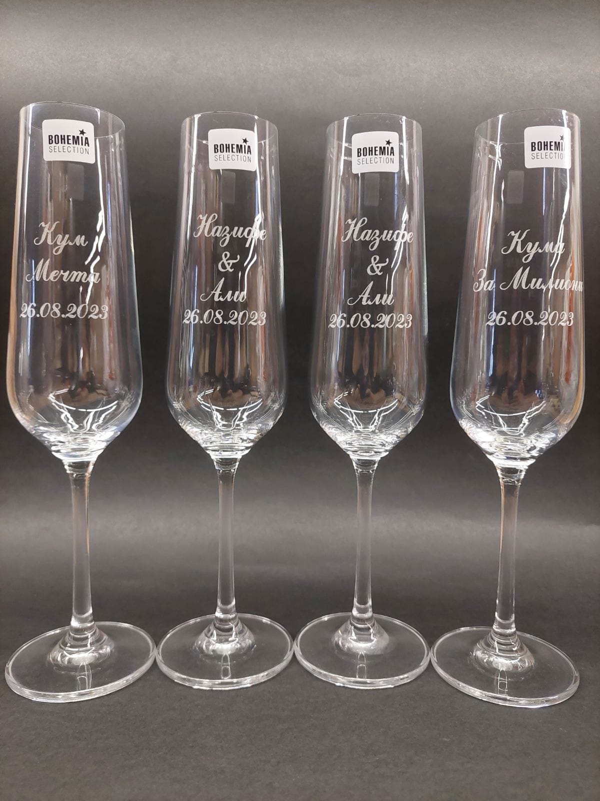 Персонално гравирани сватбени чаши с имена на кумове